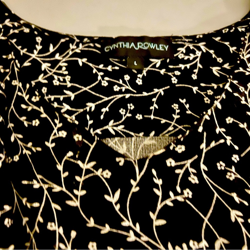 Gorgeous Cynthia Rowley black & white floral 3/4” sleeve size L shirt - Picture 2 of 6